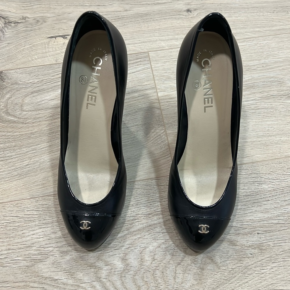 CHANEL BLACK PATTEN LEATHER WITH LEATHER USED SIZE 38 AUTHENTIC.